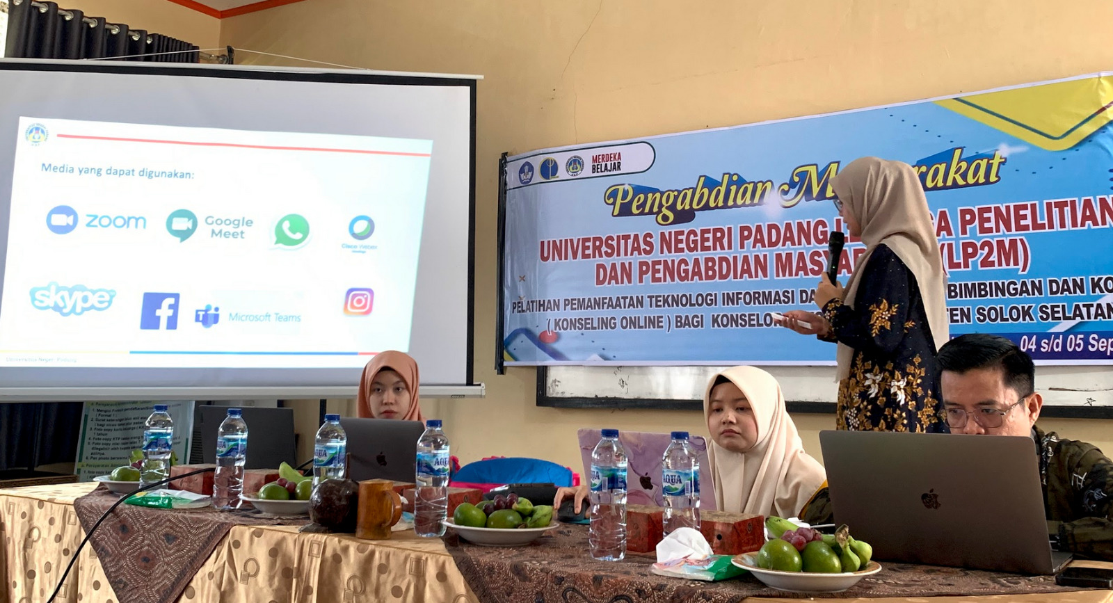 Pelatihan Pemanfaatan Teknologi Informasi dalam Pelayanan Bimbingan dan Konseling (Konseling Online) bagi Konselor Sekolah di Kabupaten Solok Selatan
