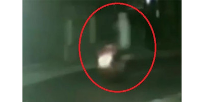 Wew!!! Pocong Terekam CCTV Boncengan Ngebut Sama Pengendara Motor