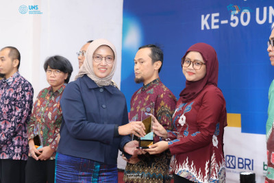 Humanis dan Berdampak, Elwas Berdha Krismona Raih Penghargaan Dosen Pembimbing KKN Terbaik UNS 2026